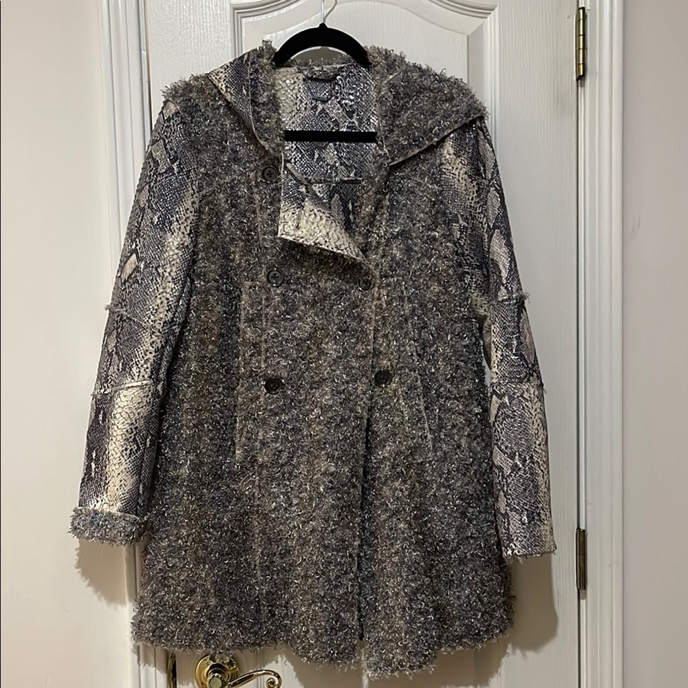 Custo Barcelona Jacket with hood EUC
Bust: 20 inches
Length: 31 inches